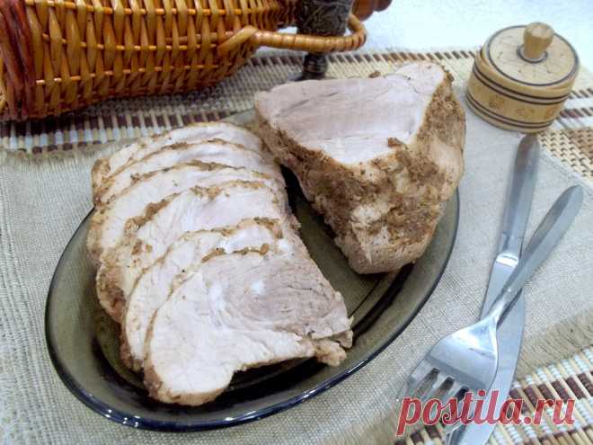 Домашняя отварная буженина Сразу отметим, что приготовление мясного изыска требует много времени, но это простой и не трудоемкий процесс. При этом холодная закуска получается нежной, сочной и мягкой. К тому же благодаря специям ее можно делать пряной, соленой, острой… С любым видом мяса прекрасно гармонирует чеснок, перцы, базилик, карри. Мясо для буженины можно использовать любое. Например, идеально подойдет нежирная свинина или постный кусок телятины, хотя даже из диетич...