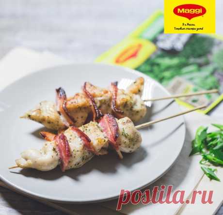 Шашлычок из куриного филе с беконом с ароматом копчения - Рецепты из коллекции MAGGI® Как приготовить ароматный куриный шашлык с беконом — легко и просто приготовить любому кулинару. Пошаговое приготовление сочного шашлыка из куриного филе с беконом с ароматом копчения. Время приготовления: 30 минут.