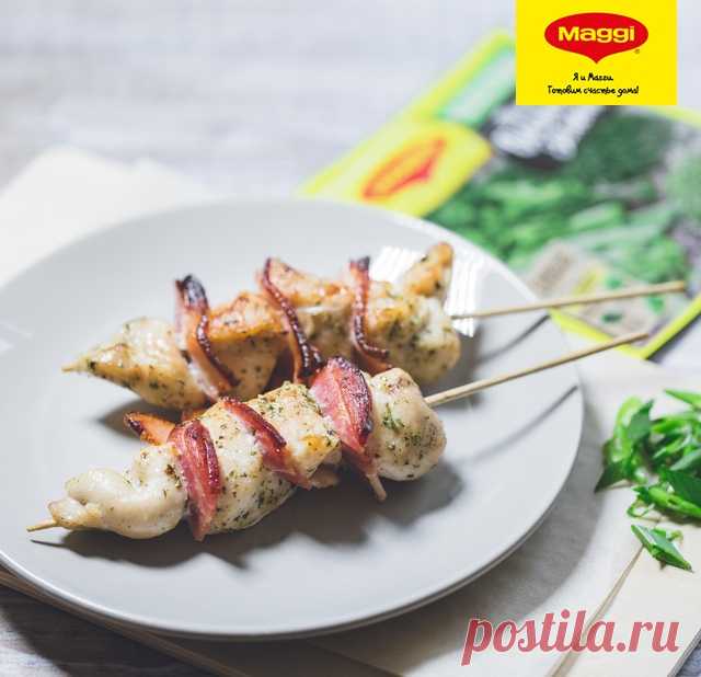 Шашлычок из куриного филе с беконом с ароматом копчения - Рецепты из коллекции MAGGI® Как приготовить ароматный куриный шашлык с беконом — легко и просто приготовить любому кулинару. Пошаговое приготовление сочного шашлыка из куриного филе с беконом с ароматом копчения. Время приготовления: 30 минут.