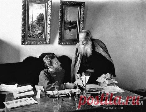 С секретарём Н. Гусевым в Ясной Поляне, 1909. |  Жизнь и смерть Льва Толстого. Архивные фото разных лет - РИА Новости, 20.11.2010