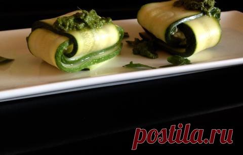 Конвертики из цуккини с риккотой и песто | 4vkusa.ru