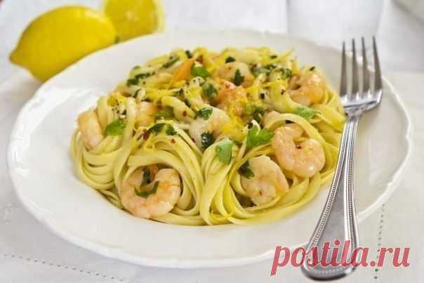 Новости
Паста с чесноком и креветками

Ингредиенты:
200 г спагетти
45 г сливочного масла
1 столовая ложка оливкового масла
4 зубчика чеснока, выдавить
1 чайных ложки хлопьев чили-перца
1 столовая ложка тертой цедры лимона
300 г креветок
1 столовая ложка лимонного сока
рубленная петрушка
соль и молотый перец по вкусу