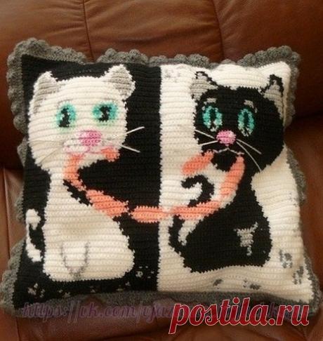 Подушка Коты с сосисками