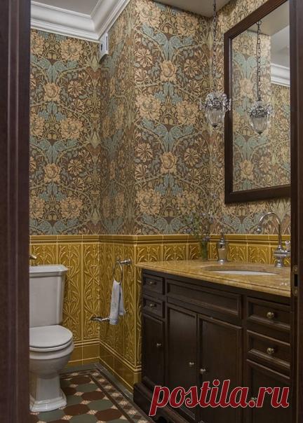 Туалет в викторианском стиле с фасадами с утопленной филенкой, темными деревянными фасадами,