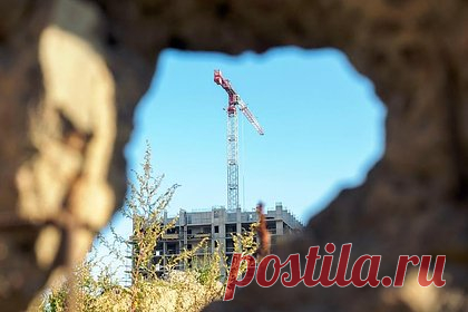 На месте непостроенного парка в российском регионе положили огромный болт. На месте непостроенного парка в поселке Шушары, входящем в состав Пушкинского района Санкт-Петербурга, положили арт-объект в виде огромного болта. Местные жители уточнили, что застройщик уже десять лет обещает возвести парк на 13 гектарах земли, «выделенных в Генплане под зону отдыха для жителей».