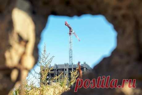 На месте непостроенного парка в российском регионе положили огромный болт. На месте непостроенного парка в поселке Шушары, входящем в состав Пушкинского района Санкт-Петербурга, положили арт-объект в виде огромного болта. Местные жители уточнили, что застройщик уже десять лет обещает возвести парк на 13 гектарах земли, «выделенных в Генплане под зону отдыха для жителей».