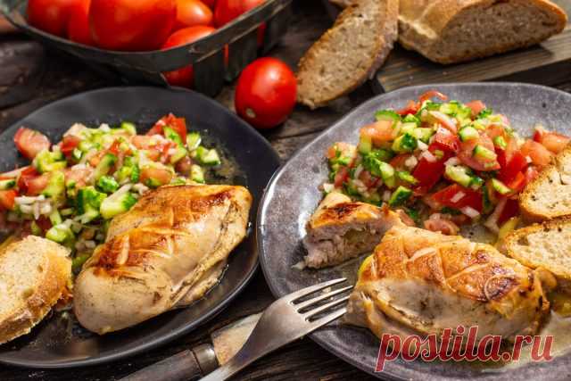 Фаршированное сыром куриное филе с сальсой из огурцов и помидоров — Ботаничка