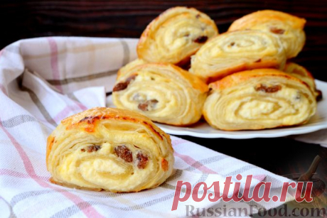 Рецепт: Рулетики из слоёного теста с творогом и изюмом на RussianFood.com