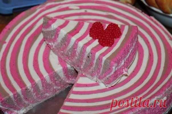 Творожный десерт "Трио". 
Ингредиенты:
Сметана высокой жирности — 500–600 г
Желатин — 4 ч. л.
Творог высокой жирности — 400–500 г
Краситель вишневый и какао — на глаз
Пудра сахарная и сахар — по вкусу
Желейные конфеты — для украшения
Приготовление: по ссылке!