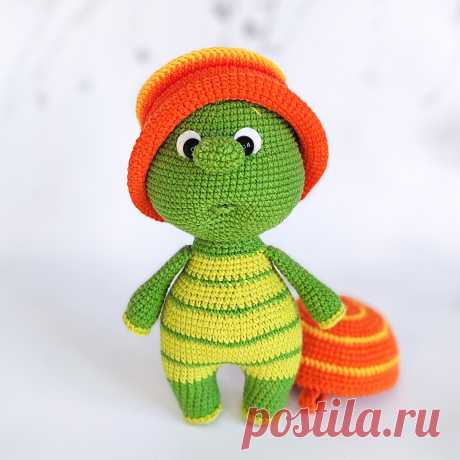 PDF Сашка Черепашка крючком. FREE crochet pattern; Аmigurumi toy patterns. Амигуруми схемы и описания на русском. Вязаные игрушки и поделки своими руками #amimore - черепаха, черепашка из обычной пряжи, черепашонок в шапочке.