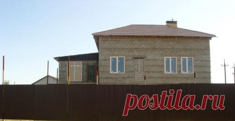 Волгоградская обл. р.п.Средняя Ахтуба переулок Рябиновый .
	
Свой дом, что может быть лучше? Тихо, спокойно вдали от суеты и шума, но одновременно в 5 минутах езды от центра города. 
Двухэтажный дом пл.349 кв.м. с мансардой и пристроенным гаражом пл.24 кв.м. и зимней верандой над гаражом.