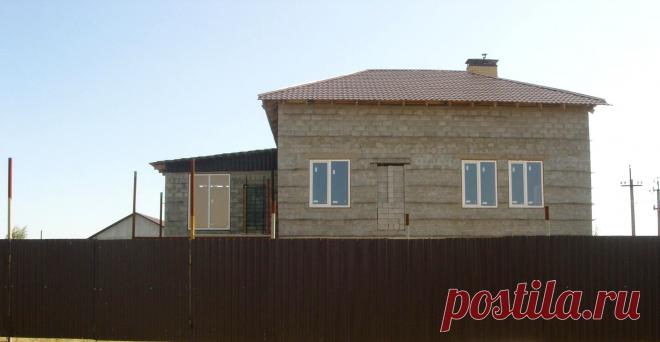 Волгоградская обл. р.п.Средняя Ахтуба переулок Рябиновый .
	
Свой дом, что может быть лучше? Тихо, спокойно вдали от суеты и шума, но одновременно в 5 минутах езды от центра города. 
Двухэтажный дом пл.349 кв.м. с мансардой и пристроенным гаражом пл.24 кв.м. и зимней верандой над гаражом.