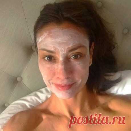 Моей подруге 64 года, и ей завидует каждый! Никаких проблем с кожей, морщинок не видать!