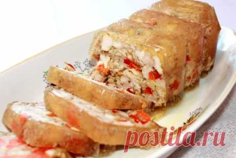 Домашняя ветчина из курицы с болгарским перцем Ингредиенты:1,5 кг курицы,2 зубчика чеснока,10 г желатина,100 г консервированной кукурузы,100 ш консервированного горошка,1 болгарский перец,специи,сольПриготовление:1. Отделить мясо от костей и нарезать небольшими кусочками. Смешать мясо с давленным чесноком, посолить, поперчить,...