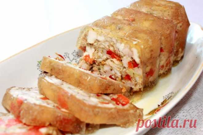 Домашняя ветчина из курицы с болгарским перцем Ингредиенты:1,5 кг курицы,2 зубчика чеснока,10 г желатина,100 г консервированной кукурузы,100 ш консервированного горошка,1 болгарский перец,специи,сольПриготовление:1. Отделить мясо от костей и нарезать небольшими кусочками. Смешать мясо с давленным чесноком, посолить, поперчить,...