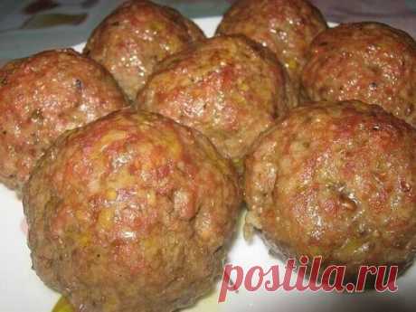 Мясо – овощные колобки.
фарш (говядина+свинина)500-600 г
картофель сырой 1 шт.
морковь сырая 1 шт.
лук 1 шт.
перец болгарский 1 шт. не большой
зелень по вкусу
соль, базилик, перец чёрный молотый