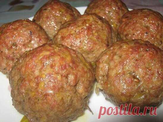 Мясо – овощные колобки.
фарш (говядина+свинина)500-600 г
картофель сырой 1 шт.
морковь сырая 1 шт.
лук 1 шт.
перец болгарский 1 шт. не большой
зелень по вкусу
соль, базилик, перец чёрный молотый