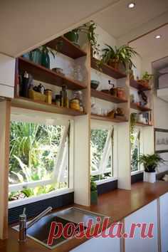 I have seen a lot of lovely tiny houses but I have to say that this one is my favourite design! It was designed and built by architect graduates/ apprentice carpenters Andrew Carter and Lara Nobel with the help of builder Greg Thornton. Together they have founded the Australian The Tiny House Company. Andrew and Lara’s …