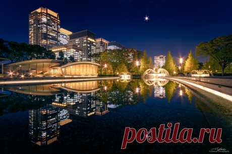 Symmetrical Urban Landscape, Tokyo Marunouchi A scenery of Wadakura Fountain Park in night time, skyscrapers of Marunouchi district with the reflections on the still water. Taken in Marunouchi, Chiyoda-Ward, Tokyo, Japan.  東京都千代田区 和田倉噴水公園にて。 水路への映り込みを対にした構図で、丸の内摩天楼群と噴水が吹き上がるタイミングで捉えた都市夜景。  Pentax K-3, Sigma 10-20mm F4-5.6 EX DC /HSM. On November 5, 2019, 17:57. Focal 10mm / Aperture f11 / ISO100 / Exposure 60s.  RAW development (16bit TIFF) in Adobe Photoshop Lightroom Cla...