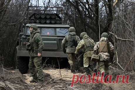 В США назвали слишком сильным натиск российских войск на Украине. Вооруженные силы России заметно усилили натиск на украинские войска и наращивают скорость продвижения в глубь Украины. Об этом заявил подполковник армии США в отставке Дэниел Дэвис, добавив, что у Киева недостаточно людских ресурсов и резервов для проведения переброски войск.