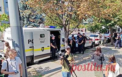 В Кишиневе у здания суда между сторонниками Гуцул и полицией произошли стычки. Квартал вокруг здания суда оцепили, силовики не пускают туда людей