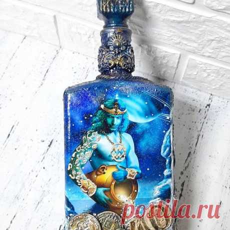 Декор графина на сороколетие мужчине( по знаку зодиака "водолей),увлекающемуся коллекционированием монет. Идею подсказала сама заказчица. Я лишь нашла подходящую картинку и воплотила ее задумку в жизнь. 
#подарок
#декорбутлок 
#декупажбутылоктула 
#декупажбутылок
#юбилей
#деньрождения