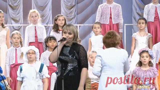 Песня о смехе из мюзикла "Проданный смех". Слова и музыка Владимира Сидорова. Исполняют Людмила Балапанова и детский хор под руководством Сарии Малюковой. С концерта, посвященного Дню Матери, ноябрь 2012 г. Магнитогорская консерватория.