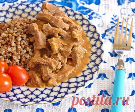 Бефстроганов из говядины "Пальчики оближешь" Бефстроганов из говядины в мультиварке - это нежное и сочное блюдо, которое тает во рту. Говядина готовится медленно, чтобы стать мягкой и насыщенной вкусом. Соус из сметаны и томатной пасты придает блюду особую пикантность.