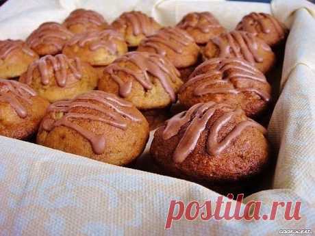 Творожное печенье «Слойка».

Невероятно вкусное, просто тающее во рту слоеное творожное печенье. Готовится очень легко и просто из минимального набора продуктов. Нравится всем без исключения!!!

Вам потребуется:

творог (мягкий) 350 г
маргарин (размягченный) 250 г
мука (просеять с разрыхлителем) 420-450 г
разрыхлитель 1 ч.л.
ванилин 1 г
сахар (для посыпки) 100 г

Как готовить:

1. Творог размять вилкой с ванилином и размягченным маргарином (по желанию можно заменить на сли...