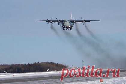 Военно-транспортный самолет совершил аварийную посадку в российском регионе. Военно-транспортный самолет Ан-12 с восемью людьми на борту совершил аварийную посадку в аэропорту Хурба в Комсомольске-на-Амуре. Об этом сообщает ТАСС со ссылкой на местные авиационные службы. По данным агентства, пострадавших среди находившихся на борту нет. Причина экстренной посадки не называется.