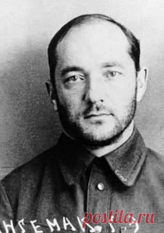 11 января 1938 года был расстрелян создатель знаменитой системы реактивной артиллерии "Катюша" Георгий Эрихович Лангемак. Над созданием работала целая группа, практически все были репрессированы.