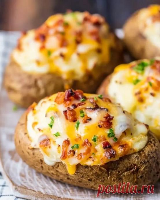 ​Запечённые картофельные лодочки Ингредиенты:Картофель крупный, помыть — 4 шт.Оливковое масло — 2 ст. л. Сливочное масло к. т. — 180 г Жареный бекон, мелко нарезать — 100 г Сметана — 120 г Твёрдый сыр, натереть — 100 г Молоко — 120 мл Соль — по...