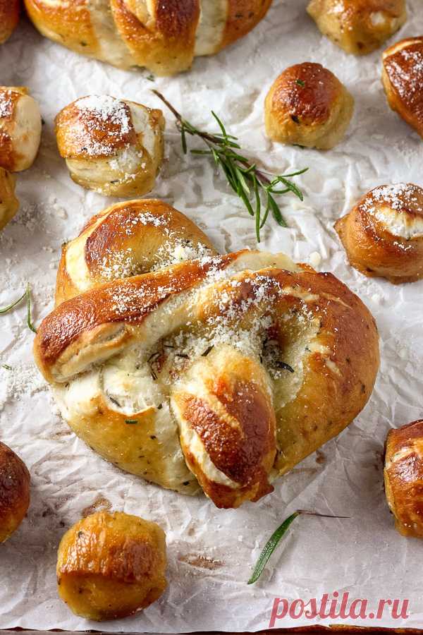 Мягкие крендельки с начинкой из моцареллы, розмарина и пармезана - Baker by Nature