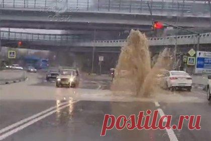 Российский город затопило из-за ливня. В Сочи из-за сильного ливня частично затопило дороги, также в результате разгула стихии оказались повреждены автомобили жителей города. В Виноградном переулке дождь превратил проезжую часть в реку, затопило также улицу Чебрикова, а на улице Транспортной из люка бьет фонтан грязной воды.