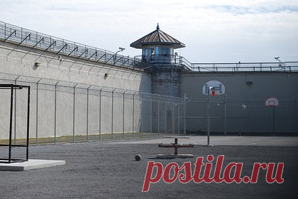 Британцы начали строить первую безвредную для планеты тюрьму. В британской деревне Фулл-Саттон графства Йоркшир начали строить первую в стране безвредную для планеты тюрьму, которая будет работать полностью на электричестве. Об этом говорится на сайте британского правительства. Власти сообщили о старте строительства в начале ноября. Тюрьма будет открыта в 2025 году.