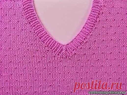 Как связать V-образный вырез со средней петлей
V-вырез - это очень модно в женских и мужских изделиях, ведь он открывает шею и зону декольте и зрительно удлиняет линию шеи. Это отлично подходит как для теплых джемперов, так и для легких свитерков.
Связать V-образный вырез очень просто.
При вязании бейки горловины этим способом петли набирайте, начиная от левого плечевого шва. Спицу вводите под кромочную и вытягивайте петлю.
Первый ряд вяжите резинкой. Когда дойдете до се...