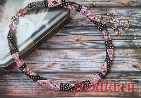 Жгут из бисера колье на шею Розовая геометрия Купить или заказать Жгут из бисера колье на шею Розовая геометрия в интернет-магазине на Ярмарке Мастеров. Жгут выполнен из качественного чешского бисера розовых и серых оттенков. Жгут приятный на ощупь, податливый. Отлично подойдет и к джинсам и к офисному стилю. Застегивается на очень удобный замок тогл. Фурнитура обработана специальным лаком, который предотвращает фурнитуру от потемнения. Все украшения я создаю только в хоро...