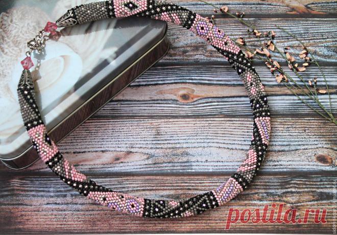 Жгут из бисера колье на шею Розовая геометрия Купить или заказать Жгут из бисера колье на шею Розовая геометрия в интернет-магазине на Ярмарке Мастеров. Жгут выполнен из качественного чешского бисера розовых и серых оттенков. Жгут приятный на ощупь, податливый. Отлично подойдет и к джинсам и к офисному стилю. Застегивается на очень удобный замок тогл. Фурнитура обработана специальным лаком, который предотвращает фурнитуру от потемнения. Все украшения я создаю только в хоро...