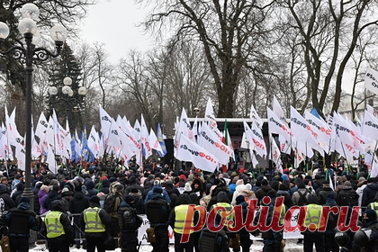 Украинские предприниматели попытались взять штурмом Верховную Раду. Несколько сотен украинских предпринимателей попытались взять штурмом здание Верховной Рады, после того, как полиция перекрыла им подступы к офису президента. Невольные пытаются добиться от властей отмены новой системы налогов, в частности, закона, который предусматривает обязательную установку кассовых аппаратов.