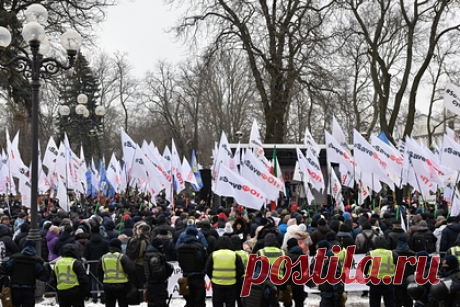 Украинские предприниматели попытались взять штурмом Верховную Раду. Несколько сотен украинских предпринимателей попытались взять штурмом здание Верховной Рады, после того, как полиция перекрыла им подступы к офису президента. Невольные пытаются добиться от властей отмены новой системы налогов, в частности, закона, который предусматривает обязательную установку кассовых аппаратов.