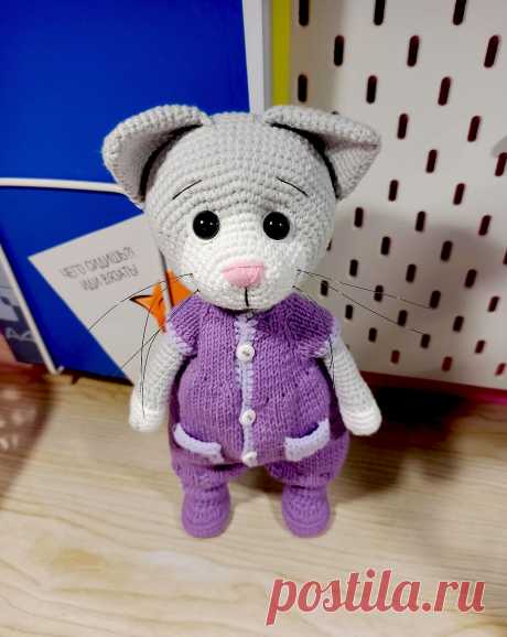 PDF Котёнок Малыш крючком. FREE crochet pattern; Аmigurumi toy patterns. Амигуруми схемы и описания на русском. Вязаные игрушки и поделки своими руками #amimore - большие котята из обычной пряжи, котик в комбинезоне, кот, кошка, кошечка, котёнок.