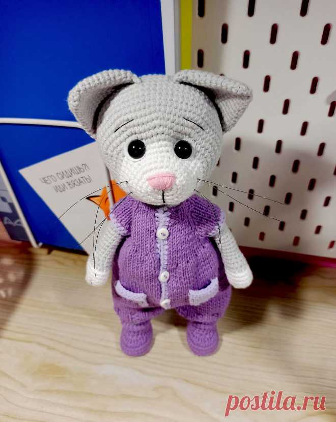 PDF Котёнок Малыш крючком. FREE crochet pattern; Аmigurumi toy patterns. Амигуруми схемы и описания на русском. Вязаные игрушки и поделки своими руками #amimore - большие котята из обычной пряжи, котик в комбинезоне, кот, кошка, кошечка, котёнок.