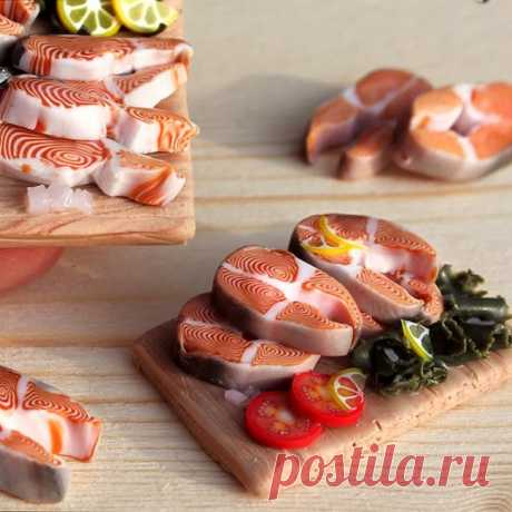 Как сделать рыбу своими руками. Мастер-классы Кулинарная миниатюра при всём своем игрушечном виде - дело серьезное. Мастерицы умело лепят любые продукты, которые только можно представить на настоящей кухне. И фрукты, и овощи, и мясо, и рыбу. Сегодня мы предлагаем вашему вниманию подборку мастер-классов, которые помогут вам разобраться, как слепить рыбу своими руками.