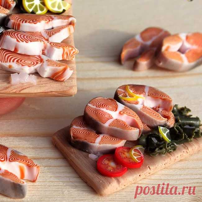 Как сделать рыбу своими руками. Мастер-классы Кулинарная миниатюра при всём своем игрушечном виде - дело серьезное. Мастерицы умело лепят любые продукты, которые только можно представить на настоящей кухне. И фрукты, и овощи, и мясо, и рыбу. Сегодня мы предлагаем вашему вниманию подборку мастер-классов, которые помогут вам разобраться, как слепить рыбу своими руками.