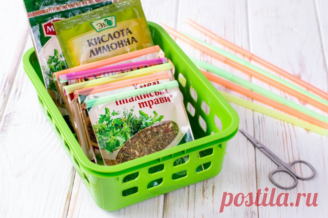 Лайфхак, как хранить открытые приправы Очень часто дома хранятся приправы в раскрытых пакетиках, от чего они выветриваются и теряют свои ароматные свойства. Чтобы это как-то предотвратить понадобятся лишь несколько трубочек для напитков, и вы сможете без труда снова плотно закрыть пакетики с пряностями. Чтобы закрыть один пакет специй вам понадобится две трубочки. Одну сторону первой трубочку нужно ровно разрезать вдоль […]