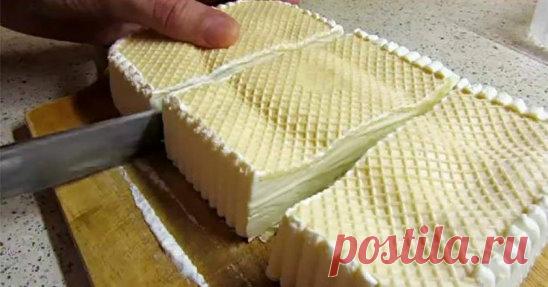 Любимое мороженое      
Ингредиенты
Сгущенное молоко — 200 г
Сливки — 500 мл 
Вафельные коржи — 2 шт.