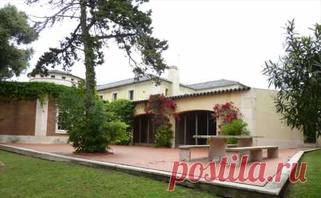 Imóveis de Luxo &gt; Imovel 1662 

 Moradia V6 em bom estado de conservação, com uma area de 543 m2,
localizada na zona mais exclusiva de Cascais, confinante com a
linha costeira, constutuida essencialmente por moradias de luxo em
lotes de grande dimensão. Excelente vista de mar e boa proximidade
do centro de Cascais.


 Pedido Informação
 Características do Imóvel
 Concelho&nbsp;&nbsp;&nbsp; Cascais
 Tipo Imóvel&nbsp;&nbsp;&nbsp; Moradia
 Área Coberta&nbsp;&nbsp...