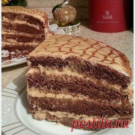 ОСТОРОЖНО ЭТО ОЧЕНЬ ВКУСНО 
⠀
Тортик - Чёрный принц, много отзывов получила, он действительно лёгкий и вкусный
⠀
Для одного бисквита (на фото 2бисквита):
Кефир - 1ст
Сахар - 1ст
Мука - 1ст
Яйца - 2шт
Сода - 1ч ложка
Какао - 2ст ложки
⠀
Для крема:
Сметана 25% - 200гр
Сах.пудра - 3ст ложки
Вар.сгущенка - 1баночка
⠀
Яйца с сахаром взбить пару минут, до пышности. Добавить кефир, соду, муку, какао не прекращая взбивать довести до однородности. Печь в форме 22см при 180° 25-30ми...