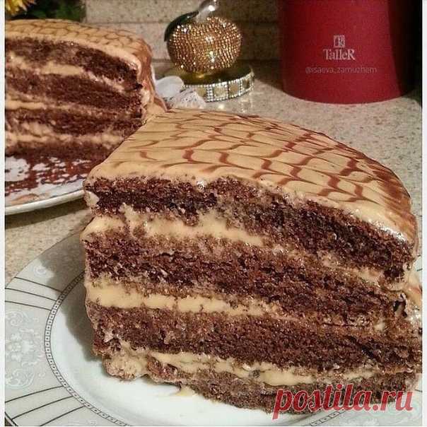 ОСТОРОЖНО ЭТО ОЧЕНЬ ВКУСНО 
⠀
Тортик - Чёрный принц, много отзывов получила, он действительно лёгкий и вкусный
⠀
Для одного бисквита (на фото 2бисквита):
Кефир - 1ст
Сахар - 1ст
Мука - 1ст
Яйца - 2шт
Сода - 1ч ложка
Какао - 2ст ложки
⠀
Для крема:
Сметана 25% - 200гр
Сах.пудра - 3ст ложки
Вар.сгущенка - 1баночка
⠀
Яйца с сахаром взбить пару минут, до пышности. Добавить кефир, соду, муку, какао не прекращая взбивать довести до однородности. Печь в форме 22см при 180° 25-30ми...