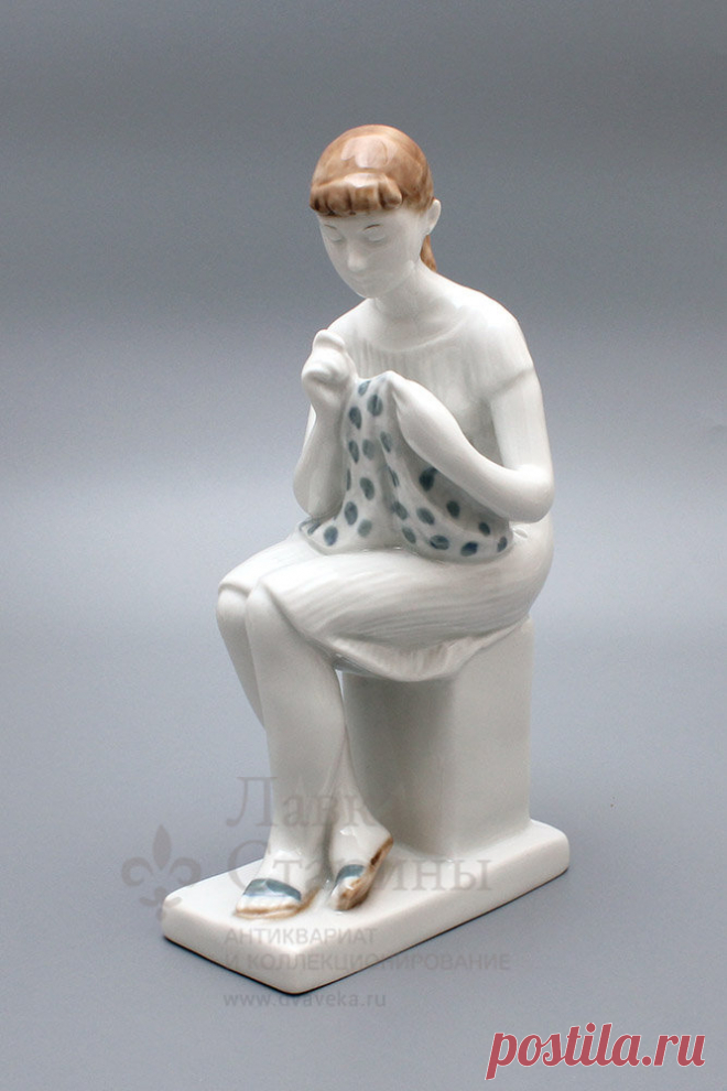 Статуэтка «Вышивальщица», ЛФЗ, 1950-60 гг., скульптор Столбова Г. С., фарфор